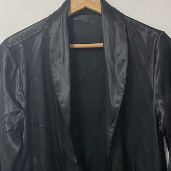 Blissy 100% Mulberry Silk Robe Black — One Size (32-Momme, Grade 6A) - Picture 6 of 10